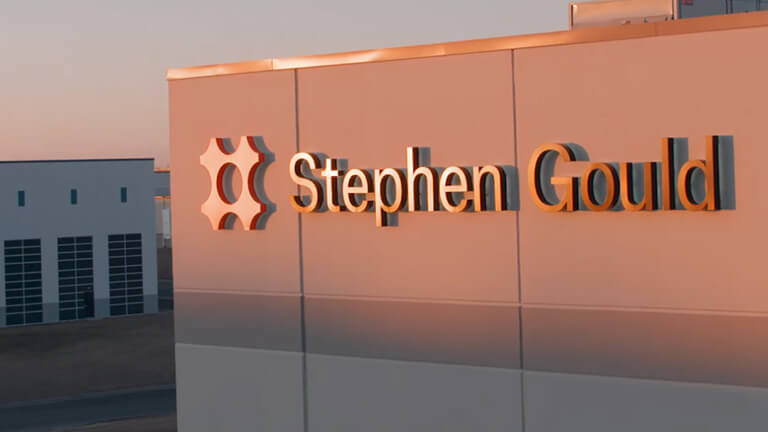 Logotipo de Stephen Gould en el costado del edificio de oficinas